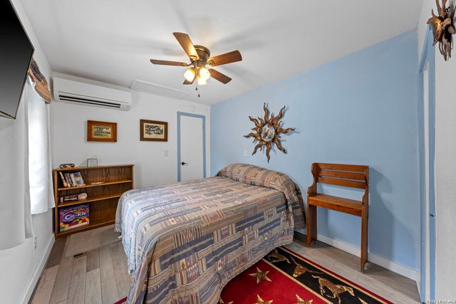 248 N Travis St, Kerrville, TX 78028