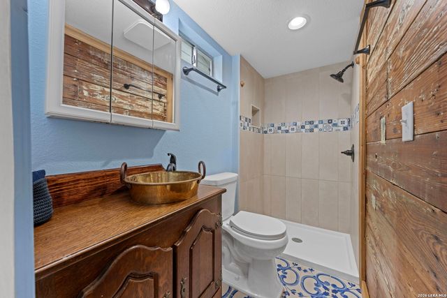 248 N Travis St, Kerrville, TX 78028