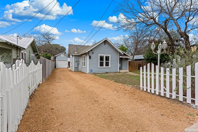 248 N Travis St, Kerrville, TX 78028