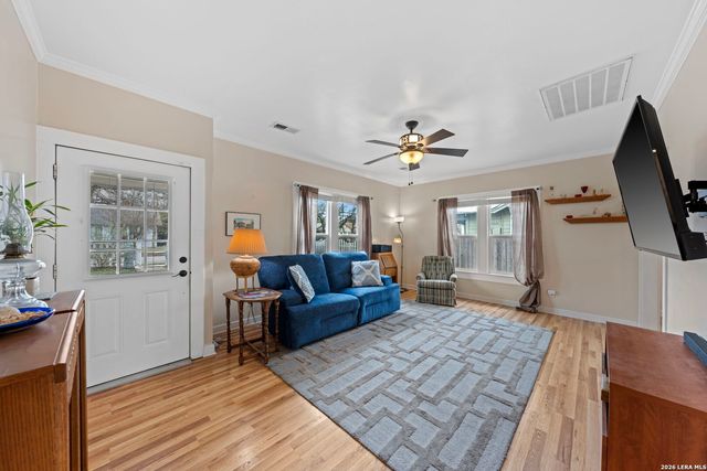 248 N Travis St, Kerrville, TX 78028