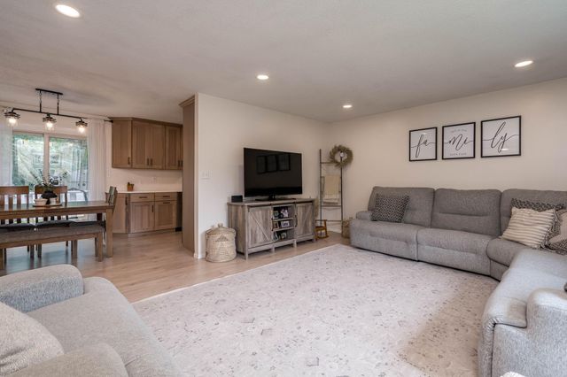 129 Mary Circle, North Mankato, MN 56003