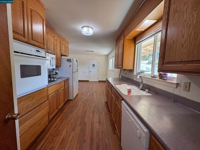 1167 Larch Ave, Moraga, CA 94556