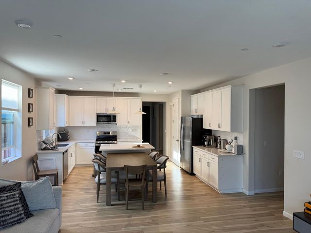 1041 Solace River Way, Roseville, CA 95747