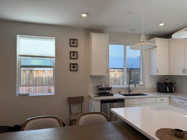 1041 Solace River Way, Roseville, CA 95747