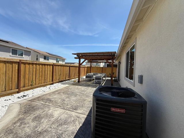 1041 Solace River Way, Roseville, CA 95747