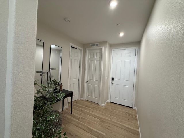 1041 Solace River Way, Roseville, CA 95747