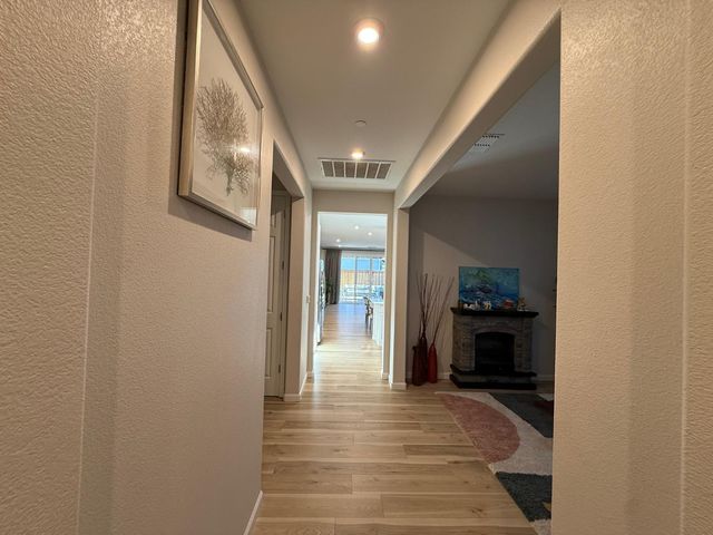 1041 Solace River Way, Roseville, CA 95747
