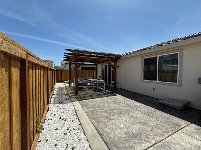 1041 Solace River Way, Roseville, CA 95747