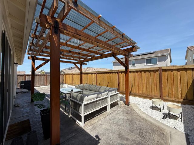 1041 Solace River Way, Roseville, CA 95747