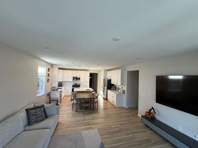 1041 Solace River Way, Roseville, CA 95747