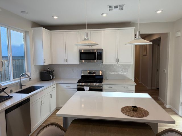 1041 Solace River Way, Roseville, CA 95747