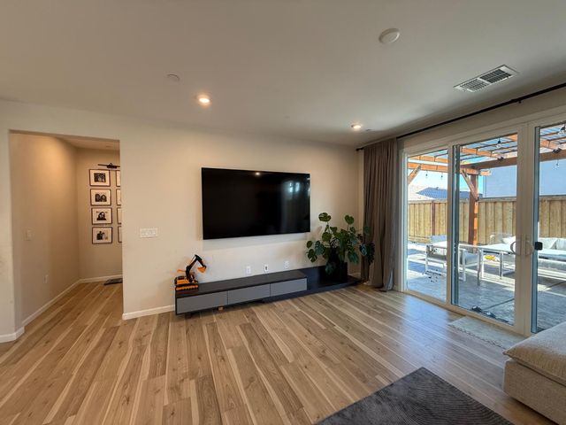 1041 Solace River Way, Roseville, CA 95747