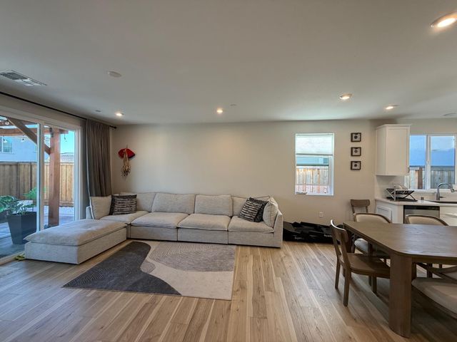 1041 Solace River Way, Roseville, CA 95747