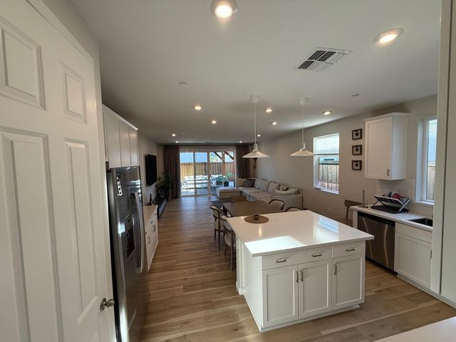 1041 Solace River Way, Roseville, CA 95747