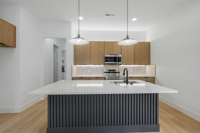 2555 Hooper Street, Dallas, TX 75215