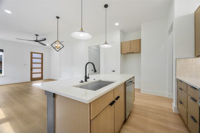 2555 Hooper Street, Dallas, TX 75215