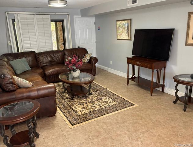 33d newbrook ln 33d, Bay Shore, NY 11706