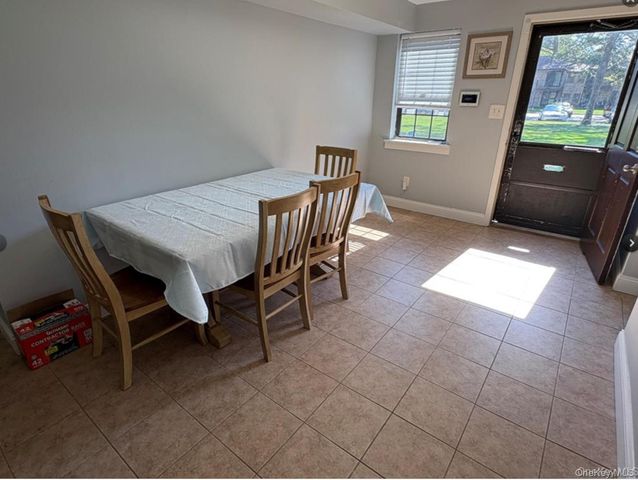 33d newbrook ln 33d, Bay Shore, NY 11706