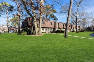 33d newbrook ln 33d, Bay Shore, NY 11706