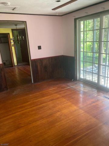 16 Springside Dr, High Bridge Boro, NJ 08829
