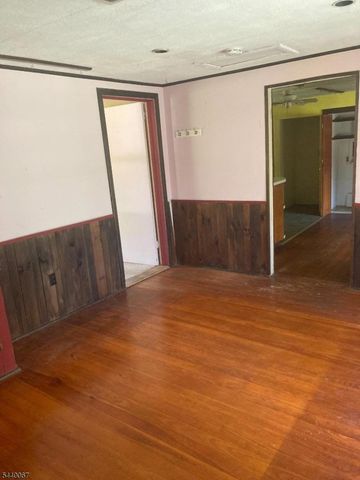 16 Springside Dr, High Bridge Boro, NJ 08829