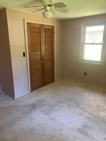 16 Springside Dr, High Bridge Boro, NJ 08829