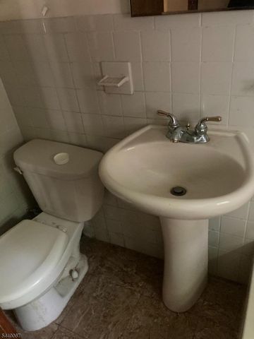 16 Springside Dr, High Bridge Boro, NJ 08829