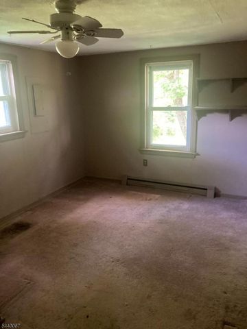 16 Springside Dr, High Bridge Boro, NJ 08829
