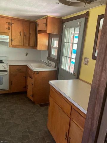 16 Springside Dr, High Bridge Boro, NJ 08829