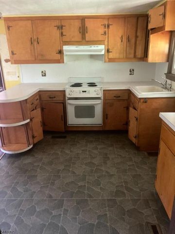 16 Springside Dr, High Bridge Boro, NJ 08829