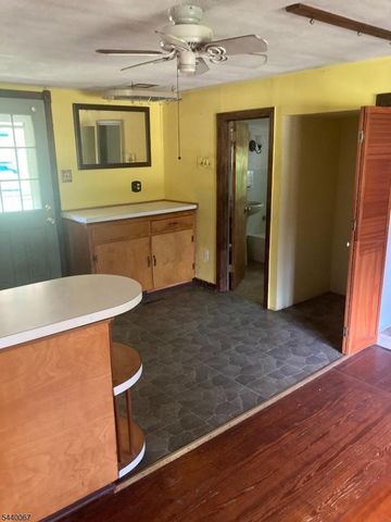 16 Springside Dr, High Bridge Boro, NJ 08829