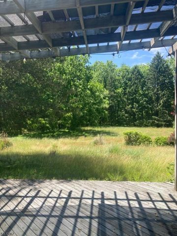 16 Springside Dr, High Bridge Boro, NJ 08829