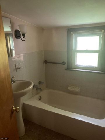 16 Springside Dr, High Bridge Boro, NJ 08829