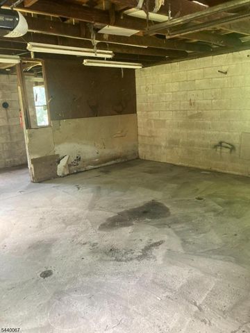 16 Springside Dr, High Bridge Boro, NJ 08829
