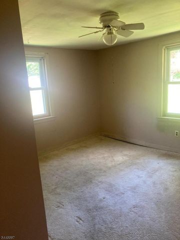 16 Springside Dr, High Bridge Boro, NJ 08829
