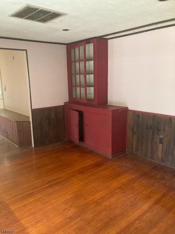 16 Springside Dr, High Bridge Boro, NJ 08829