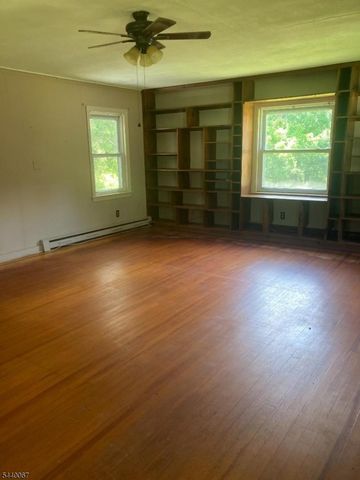 16 Springside Dr, High Bridge Boro, NJ 08829