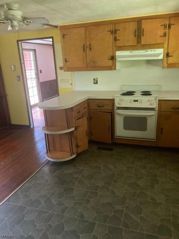 16 Springside Dr, High Bridge Boro, NJ 08829