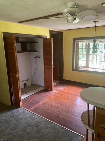 16 Springside Dr, High Bridge Boro, NJ 08829