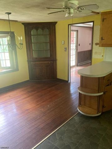 16 Springside Dr, High Bridge Boro, NJ 08829