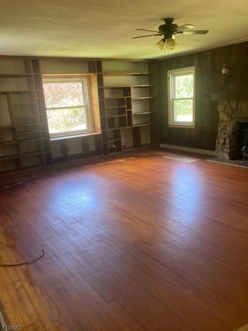 16 Springside Dr, High Bridge Boro, NJ 08829