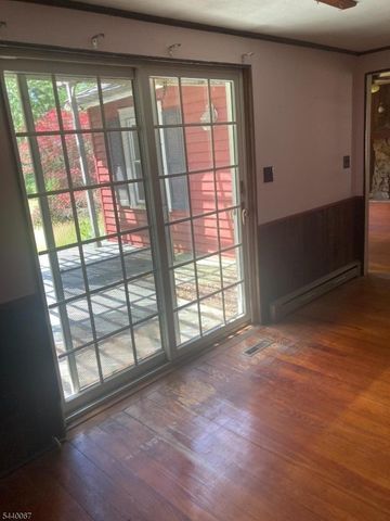 16 Springside Dr, High Bridge Boro, NJ 08829