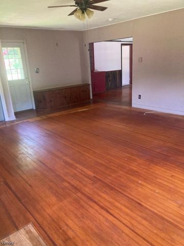 16 Springside Dr, High Bridge Boro, NJ 08829