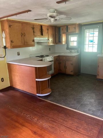 16 Springside Dr, High Bridge Boro, NJ 08829