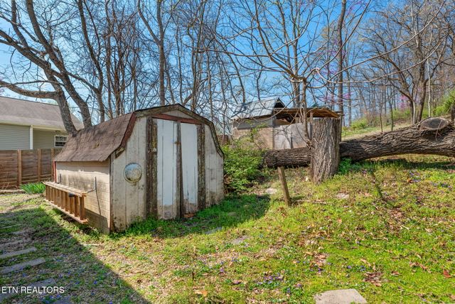 1609 Paris Rd, Knoxville, TN 37912
