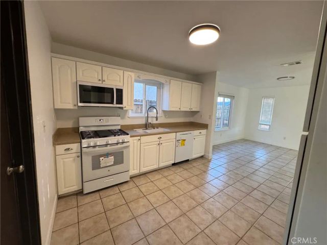 10333 Tamarisk Avenue, Hesperia, CA 92345