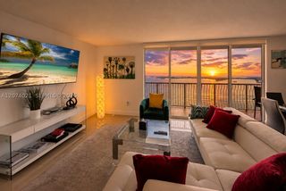 1200 Brickell Bay Dr 3701, Miami, FL 33131