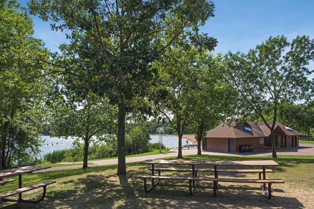 12060 41st Avenue N, Plymouth, MN 55441