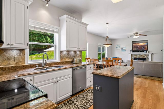 12060 41st Avenue N, Plymouth, MN 55441