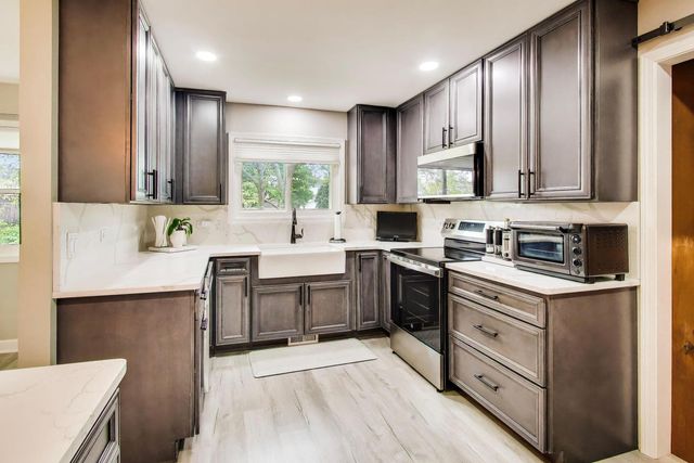 313 S Hi Lusi Avenue, Mount Prospect, IL 60056